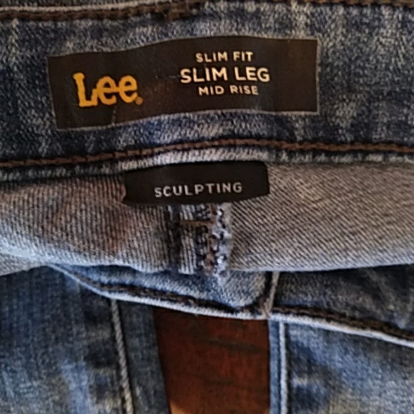 Lee jeans EUC. Slight distressed look. Size 30x28 - Picture 5 of 5